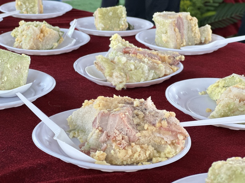 Cận cảnh b&aacute;nh chưng 1,6 tấn tại lễ hội b&aacute;nh d&acirc;n gian ở Cần Thơ- Ảnh 2.