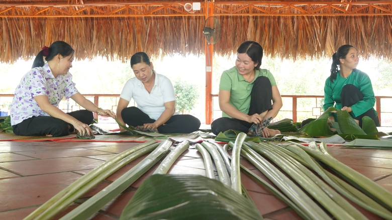 Cận cảnh b&aacute;nh chưng 1,6 tấn tại lễ hội b&aacute;nh d&acirc;n gian ở Cần Thơ- Ảnh 7.