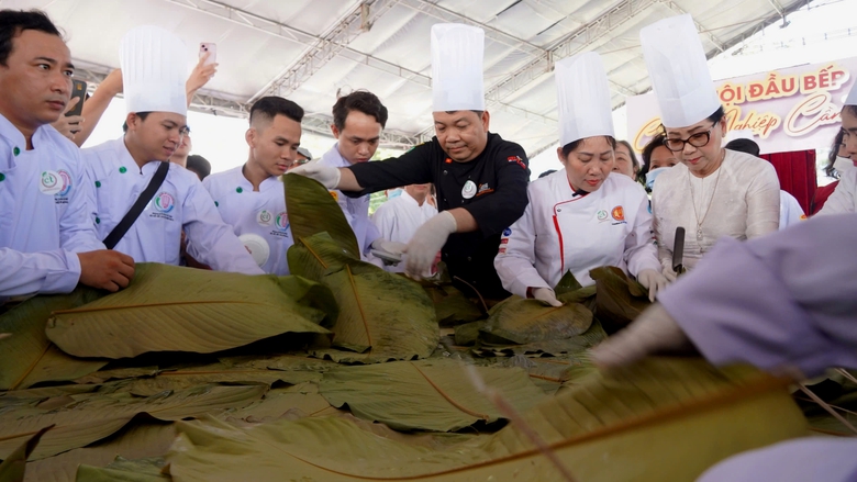 Cận cảnh b&aacute;nh chưng 1,6 tấn tại lễ hội b&aacute;nh d&acirc;n gian ở Cần Thơ- Ảnh 1.