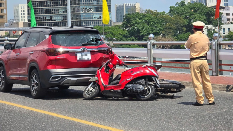 Li&ecirc;n tiếp xảy ra va chạm giao th&ocirc;ng tr&ecirc;n cầu S&ocirc;ng H&agrave;n- Ảnh 1.