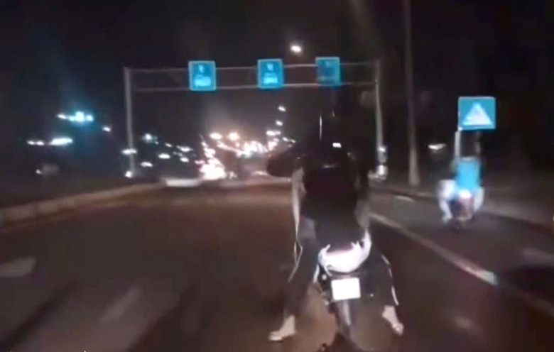 Nam thanh niên chở bạn gái, đi xe máy một bánh trên đường bị xử lý- Ảnh 2. Nam thanh niên chở bạn gái, đi xe máy một bánh trên đường bị xử lý- Ảnh 2.