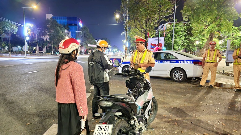 Viện cớ chở bạn bị "đi&ecirc;n", ma men n&eacute; tr&aacute;nh kh&ocirc;ng đo nồng độ cồn- Ảnh 1.