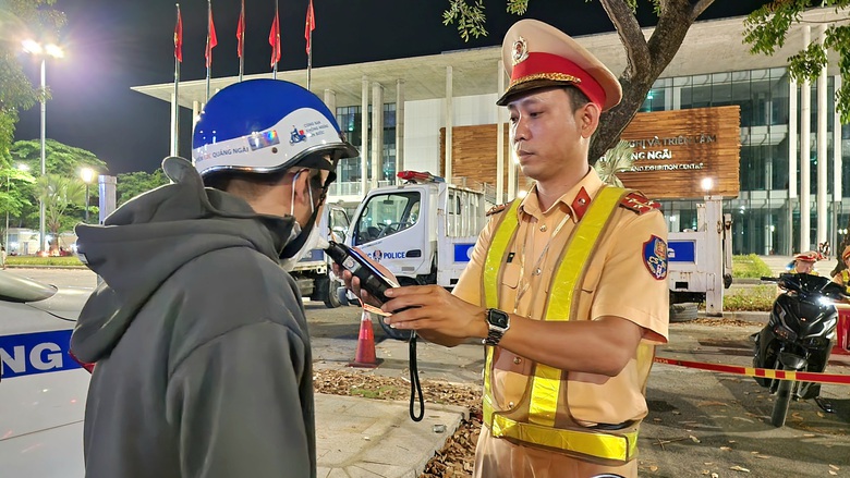 Viện cớ chở bạn bị "đi&ecirc;n", ma men n&eacute; tr&aacute;nh kh&ocirc;ng đo nồng độ cồn- Ảnh 3.