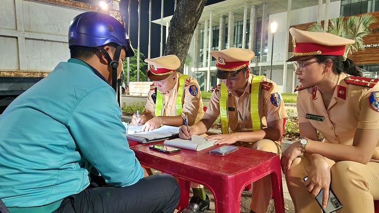 Viện cớ chở bạn bị "đi&ecirc;n", ma men n&eacute; tr&aacute;nh kh&ocirc;ng đo nồng độ cồn- Ảnh 9.