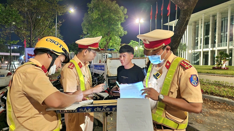 Viện cớ chở bạn bị "đi&ecirc;n", ma men n&eacute; tr&aacute;nh kh&ocirc;ng đo nồng độ cồn- Ảnh 2.