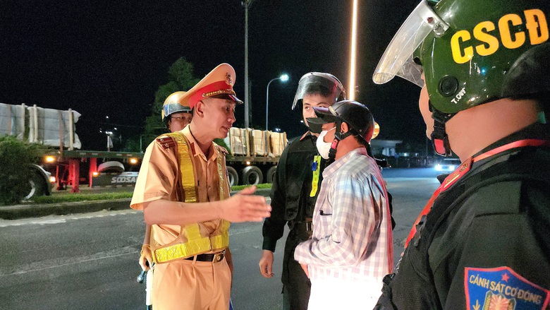 Viện cớ chở bạn bị "đi&ecirc;n", ma men n&eacute; tr&aacute;nh kh&ocirc;ng đo nồng độ cồn- Ảnh 7.