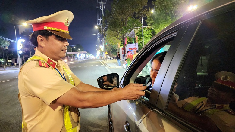 Viện cớ chở bạn bị "đi&ecirc;n", ma men n&eacute; tr&aacute;nh kh&ocirc;ng đo nồng độ cồn- Ảnh 10.