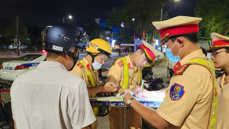 Viện cớ chở bạn bị "đi&ecirc;n", ma men n&eacute; tr&aacute;nh kh&ocirc;ng đo nồng độ cồn- Ảnh 11.