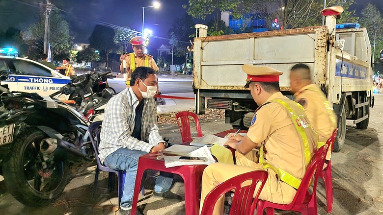 Viện cớ chở bạn bị "đi&ecirc;n", ma men n&eacute; tr&aacute;nh kh&ocirc;ng đo nồng độ cồn- Ảnh 8.