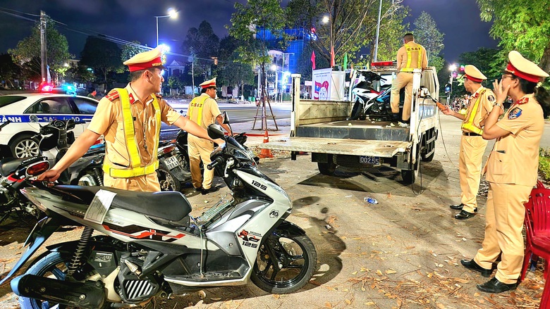 Viện cớ chở bạn bị "đi&ecirc;n", ma men n&eacute; tr&aacute;nh kh&ocirc;ng đo nồng độ cồn- Ảnh 12.