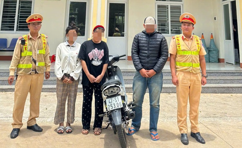 Nam thanh niên chở bạn gái, đi xe máy một bánh trên đường bị xử lý- Ảnh 1. Nam thanh niên chở bạn gái, đi xe máy một bánh trên đường bị xử lý- Ảnh 1.