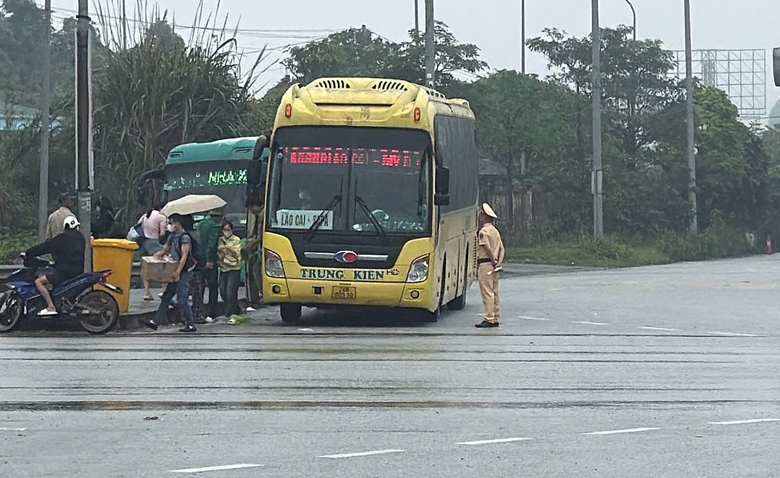 CSGT Y&ecirc;n B&aacute;i xử phạt một nh&agrave; xe chở qu&aacute; 29 h&agrave;nh kh&aacute;ch- Ảnh 1.