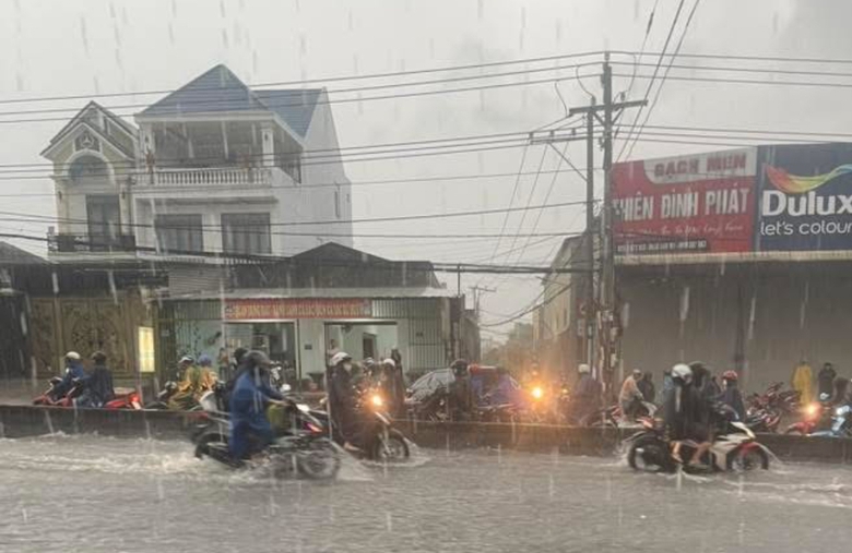 Mưa như trút, nhiều tuyến đường ngập sâu, ùn tắc, người đi xe máy ngã nhoài- Ảnh 2. Mưa như trút, nhiều tuyến đường ngập sâu, ùn tắc, người đi xe máy ngã nhoài- Ảnh 2.
