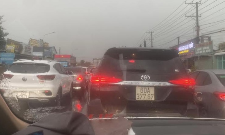 Mưa như trút, nhiều tuyến đường ngập sâu, ùn tắc, người đi xe máy ngã nhoài- Ảnh 6. Mưa như trút, nhiều tuyến đường ngập sâu, ùn tắc, người đi xe máy ngã nhoài- Ảnh 6.