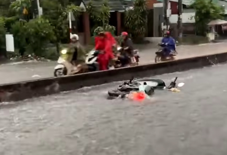 Mưa như trút, nhiều tuyến đường ngập sâu, ùn tắc, người đi xe máy ngã nhoài- Ảnh 5. Mưa như trút, nhiều tuyến đường ngập sâu, ùn tắc, người đi xe máy ngã nhoài- Ảnh 5.