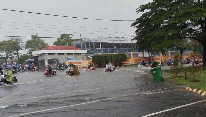 Mưa như trút, nhiều tuyến đường ngập sâu, ùn tắc, người đi xe máy ngã nhoài- Ảnh 4. Mưa như trút, nhiều tuyến đường ngập sâu, ùn tắc, người đi xe máy ngã nhoài- Ảnh 4.