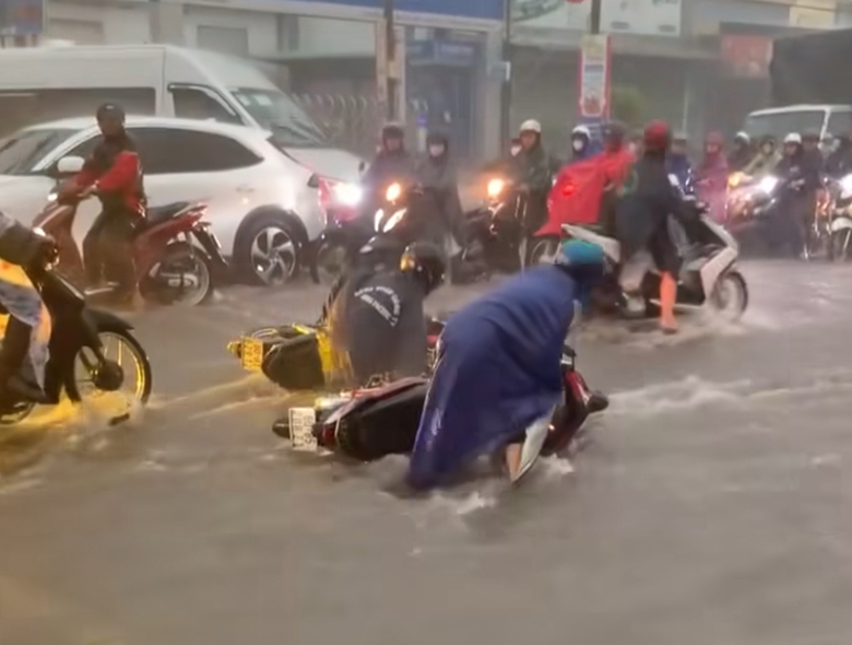 Mưa như trút, nhiều tuyến đường ngập sâu, ùn tắc, người đi xe máy ngã nhoài- Ảnh 1. Mưa như trút, nhiều tuyến đường ngập sâu, ùn tắc, người đi xe máy ngã nhoài- Ảnh 1.
