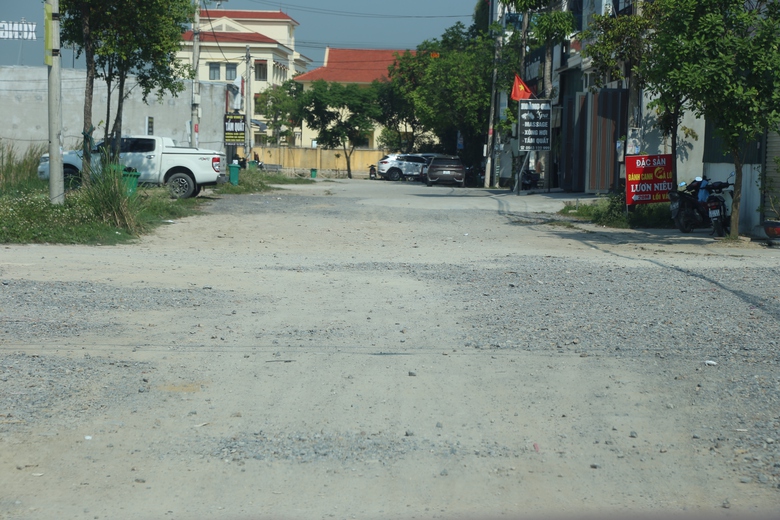 Sống khổ giữa khu đất đấu gi&aacute; ở Nghệ An- Ảnh 4.