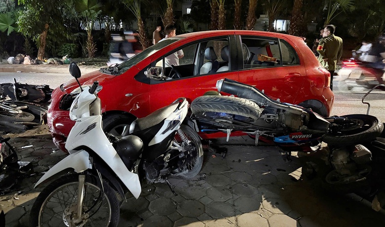 H&agrave; Nội: Đ&igrave;nh chỉ trưởng c&ocirc;ng an x&atilde; l&aacute;i &ocirc; t&ocirc; đ&acirc;m li&ecirc;n ho&agrave;n 6 xe m&aacute;y l&agrave;m 2 người bị thương- Ảnh 1.