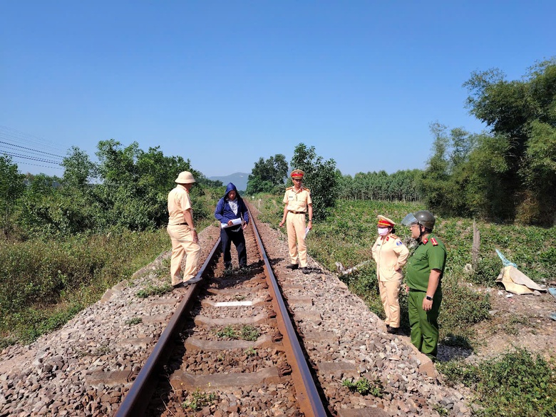 Đ&oacute;ng th&ecirc;m nhiều lối đi tự mở qua đường sắt ở B&igrave;nh Định- Ảnh 2.