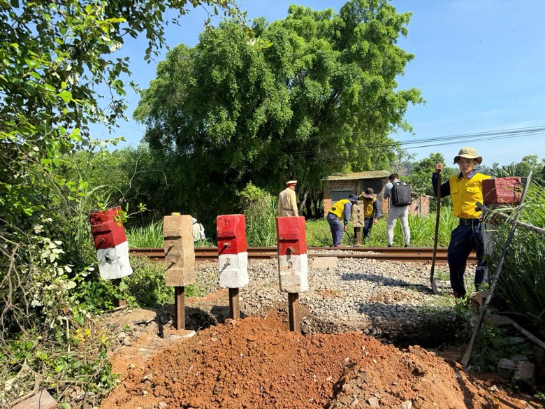 Đ&oacute;ng th&ecirc;m nhiều lối đi tự mở qua đường sắt ở B&igrave;nh Định- Ảnh 1.