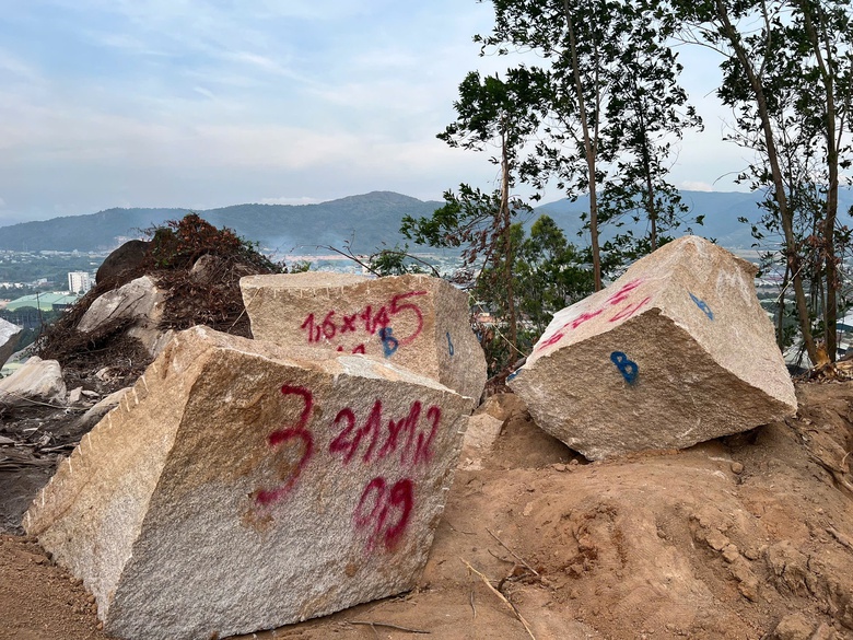 Lộ diện danh t&iacute;nh c&aacute;c đối tượng khai th&aacute;c đ&aacute; tr&aacute;i ph&eacute;p tại n&uacute;i H&ograve;n Ch&agrave;, B&igrave;nh Định- Ảnh 1.