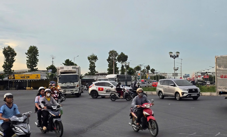 Cần Thơ: Nguy cơ mất an to&agrave;n tại n&uacute;t giao v&ograve;ng xoay cầu Trần Ho&agrave;ng Na- Ảnh 2.