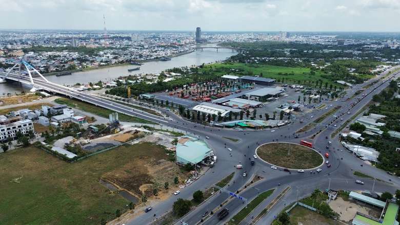 Cần Thơ: Nguy cơ mất an to&agrave;n tại n&uacute;t giao v&ograve;ng xoay cầu Trần Ho&agrave;ng Na- Ảnh 1.