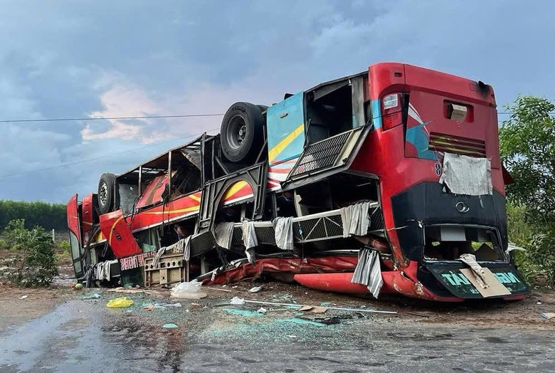 Xe kh&aacute;ch giường nằm lật tr&ecirc;n QL55, h&agrave;ng chục h&agrave;nh kh&aacute;ch may mắn tho&aacute;t nạn- Ảnh 1.