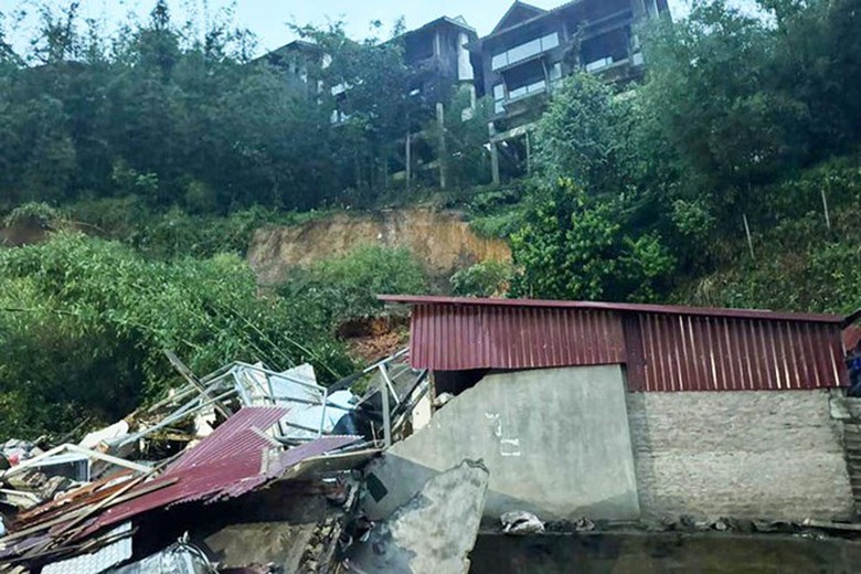 Mưa lớn gây sạt lở làm sập nhà ở Lào Cai lúc rạng sáng, một phụ nữ tử vong- Ảnh 1. Mưa lớn gây sạt lở làm sập nhà ở Lào Cai lúc rạng sáng, một phụ nữ tử vong- Ảnh 1.