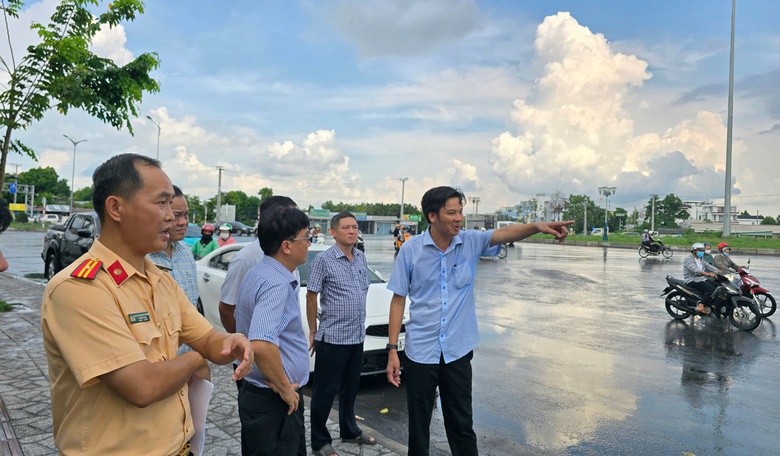 N&uacute;t giao cầu Trần Ho&agrave;ng Na: Đề xuất thảm nhựa, sơn vạch, bổ sung biển b&aacute;o- Ảnh 1.