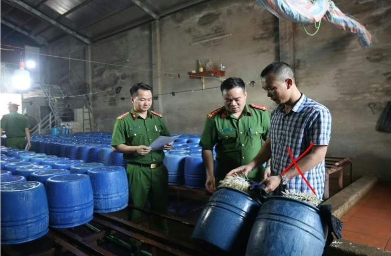 Bắc Giang: Triệt ph&aacute; cơ sở b&aacute;n 60 tấn gi&aacute; đỗ "ngậm" h&oacute;a chất ra thị trường - Ảnh 1.