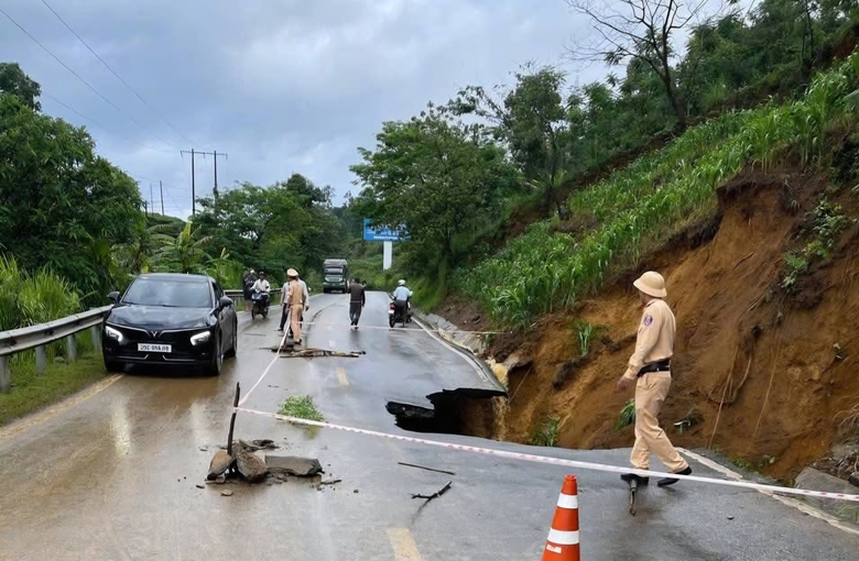 Mưa to, mặt đường quốc lộ 4D qua Lai Ch&acirc;u sạt lở nghi&ecirc;m trọng- Ảnh 2.