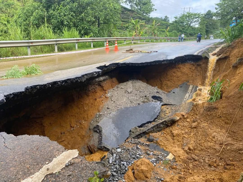 Mưa to, mặt đường quốc lộ 4D qua Lai Ch&acirc;u sạt lở nghi&ecirc;m trọng- Ảnh 1.