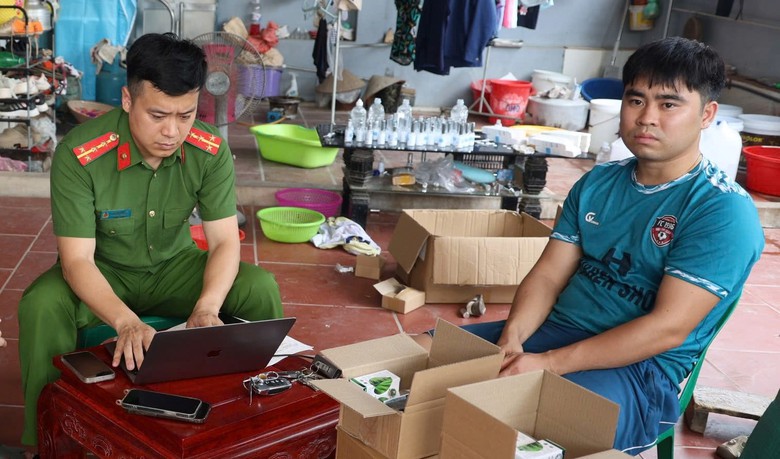 Khởi tố chủ cơ sở sản xuất, b&aacute;n hơn 100.000 đơn h&agrave;ng mỹ phẩm giả tại Bắc Giang- Ảnh 1.