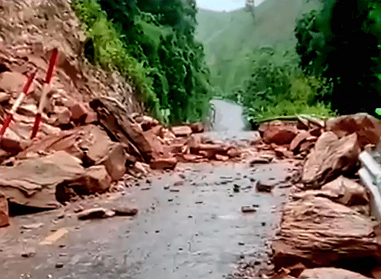 Sạt lở n&uacute;i tại x&atilde; miền n&uacute;i ở Nghệ An- Ảnh 1.