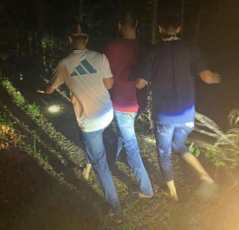 Bắt kẻ phóng hỏa cửa hàng phụ tùng xe máy khi đang lẩn trốn trên rừng ở Bắc Giang- Ảnh 1. Bắt kẻ phóng hỏa cửa hàng phụ tùng xe máy khi đang lẩn trốn trên rừng ở Bắc Giang- Ảnh 1.