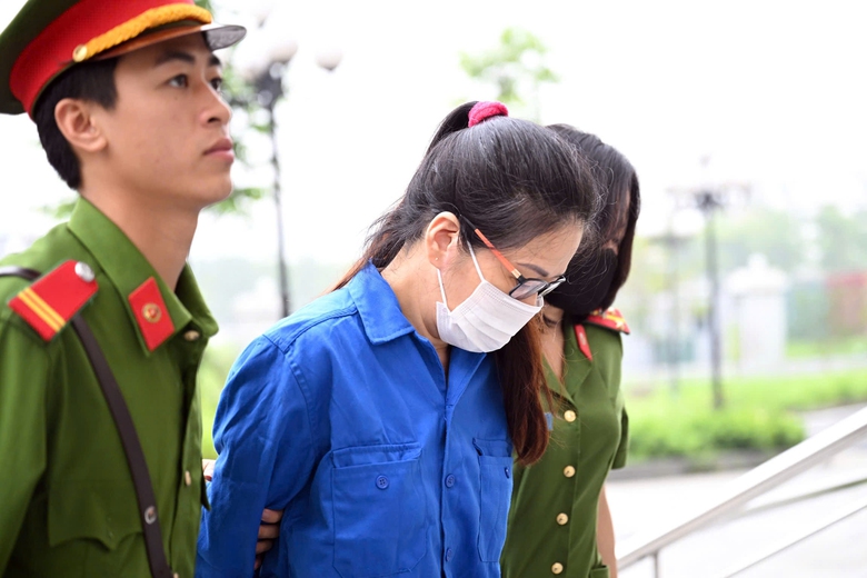 Xét xử cựu Vụ phó Nguyễn Lộc An nhận hơn 14 tỷ đồng tiền hối lộ mua biệt thự
- Ảnh 2. Xét xử cựu Vụ phó Nguyễn Lộc An nhận hơn 14 tỷ đồng tiền hối lộ mua biệt thự
- Ảnh 2.