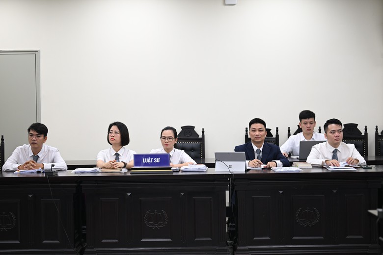 Xét xử cựu Vụ phó Nguyễn Lộc An nhận hơn 14 tỷ đồng tiền hối lộ mua biệt thự
- Ảnh 4. Xét xử cựu Vụ phó Nguyễn Lộc An nhận hơn 14 tỷ đồng tiền hối lộ mua biệt thự
- Ảnh 4.