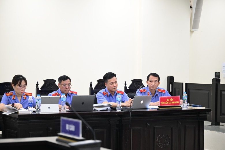 Nhận hối lộ hơn 14 tỷ đồng, cựu vụ phó Nguyễn Lộc An bị đề nghị mức án nào?- Ảnh 2. Nhận hối lộ hơn 14 tỷ đồng, cựu vụ phó Nguyễn Lộc An bị đề nghị mức án nào?- Ảnh 2.