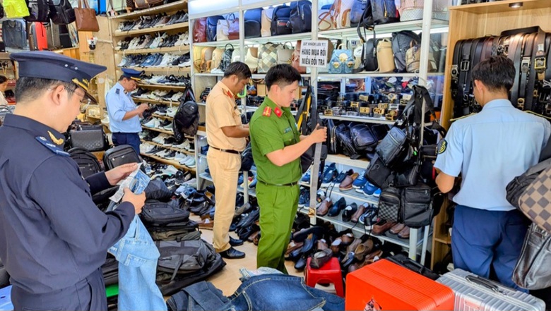 An Giang: Ra qu&acirc;n kiểm tra h&agrave;ng h&oacute;a kh&ocirc;ng r&otilde; nguồn gốc lưu th&ocirc;ng tr&ecirc;n thị trường- Ảnh 1.