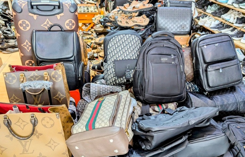 An Giang: Ra qu&acirc;n kiểm tra h&agrave;ng h&oacute;a kh&ocirc;ng r&otilde; nguồn gốc lưu th&ocirc;ng tr&ecirc;n thị trường- Ảnh 2.