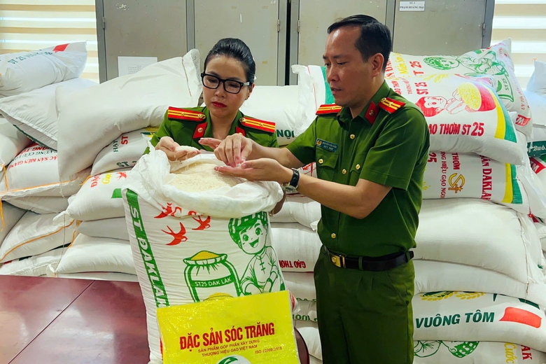 Hà Nội: Khởi tố 4 phụ nữ làm giả hơn 17 tấn gạo ST25- Ảnh 1. Hà Nội: Khởi tố 4 phụ nữ làm giả hơn 17 tấn gạo ST25- Ảnh 1.