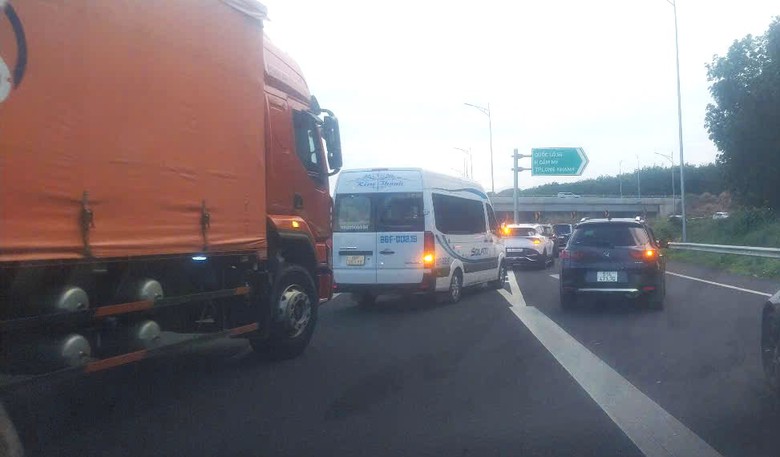 Hai tuyến cao tốc cửa ng&otilde; TP.HCM qu&aacute; tải, &ugrave;n ứ hơn 3 giờ- Ảnh 1.