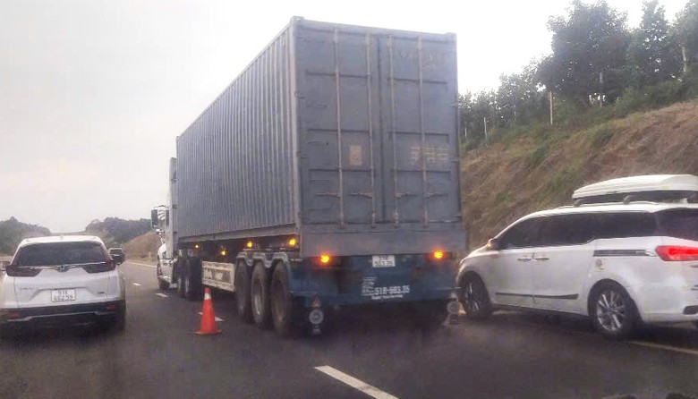 Hai tuyến cao tốc cửa ng&otilde; TP.HCM qu&aacute; tải, &ugrave;n ứ hơn 3 giờ- Ảnh 3.