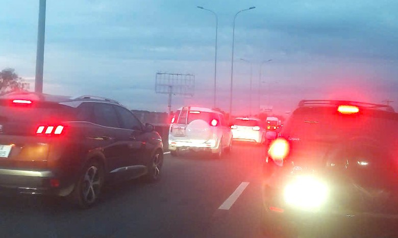Hai tuyến cao tốc cửa ng&otilde; TP.HCM qu&aacute; tải, &ugrave;n ứ hơn 3 giờ- Ảnh 4.