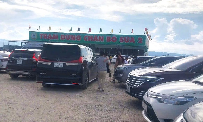 Hai tuyến cao tốc cửa ng&otilde; TP.HCM qu&aacute; tải, &ugrave;n ứ hơn 3 giờ- Ảnh 2.