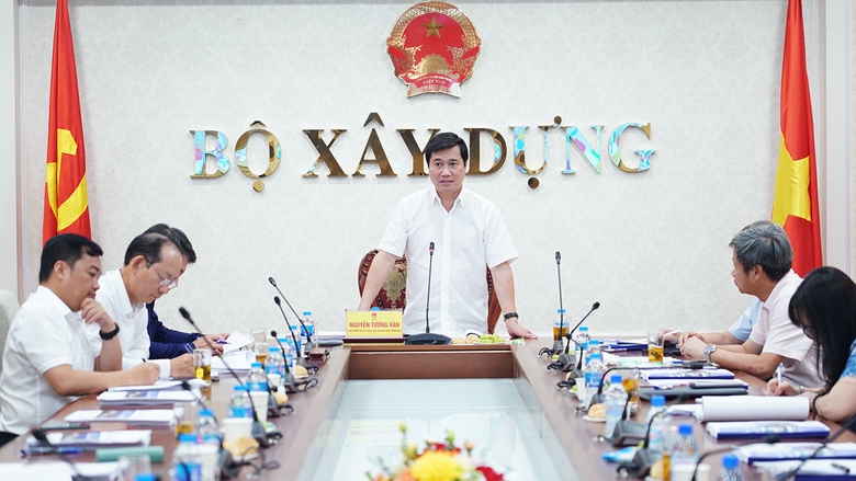 Thứ trưởng Bộ X&acirc;y dựng Nguyễn Tường Văn chủ tr&igrave; Hội nghị thẩm định.