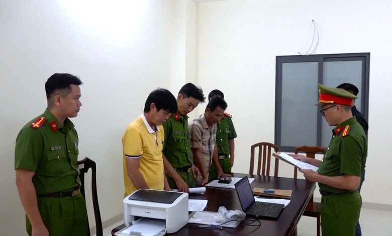 Hai huấn luyện vi&ecirc;n b&oacute;ng đ&aacute; ở Kh&aacute;nh H&ograve;a bị bắt v&igrave; "ăn chặn" tiền của cầu thủ trẻ- Ảnh 1.