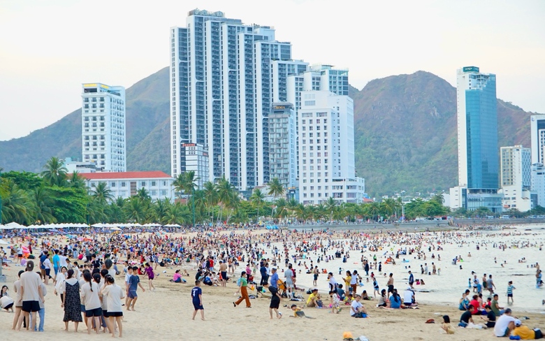 Kh&aacute;nh H&ograve;a đ&oacute;n hơn 1 triệu du kh&aacute;ch dịp lễ 30/4 với doanh thu khoảng 1.300 tỷ đồng 